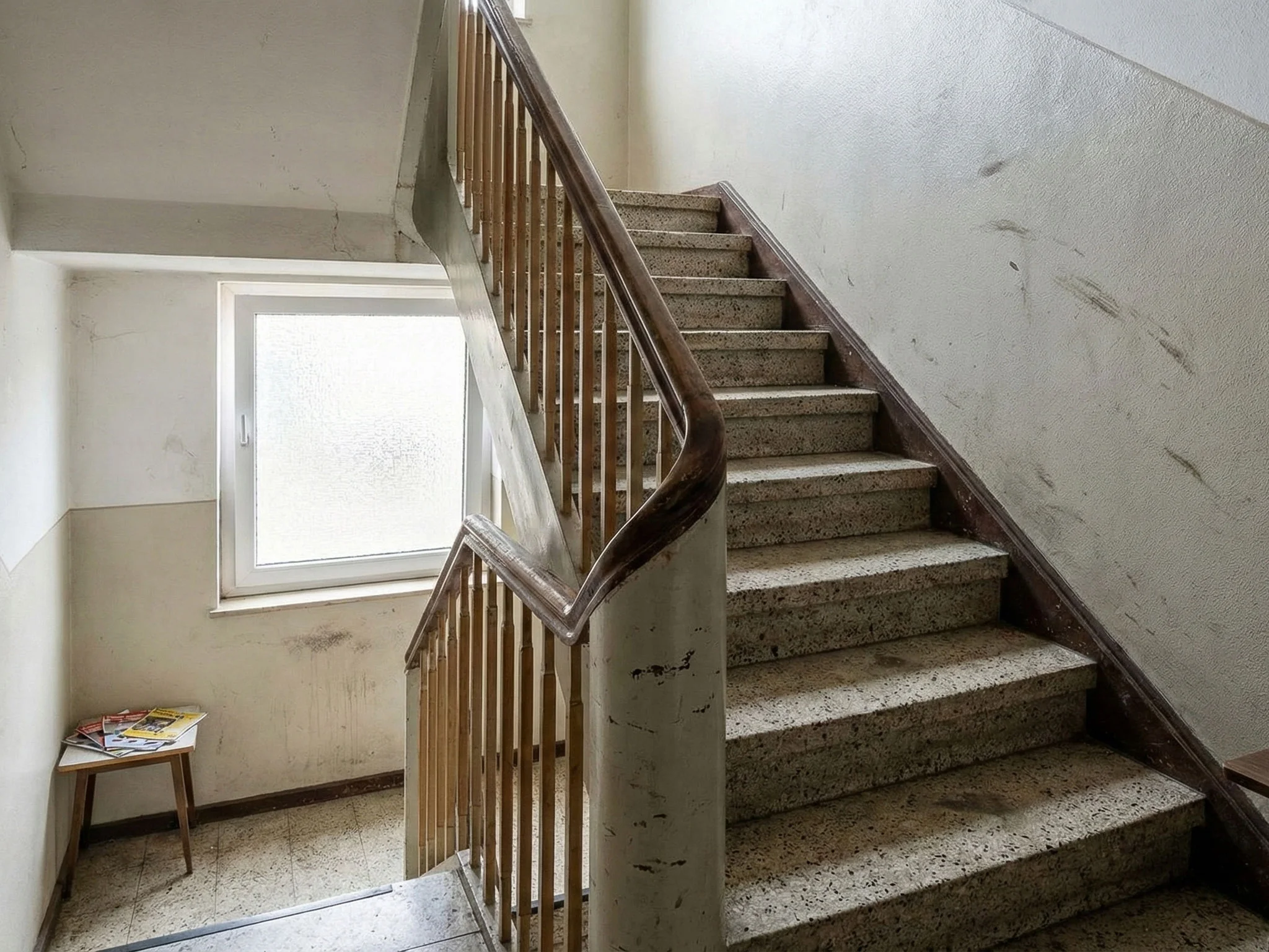 Vernachlässigtes Treppenhaus vor der Sanierung